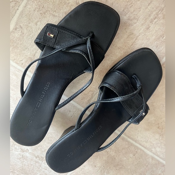 =TOMMY HILFIGER MARTINA Black Leather Thong Slip on Sandals Sz 5.5 - Picture 1 of 4